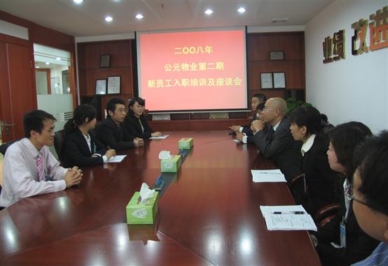 朱江董事長與新老員工進行親切交談