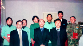 公司領導與獲獎員工親切合影