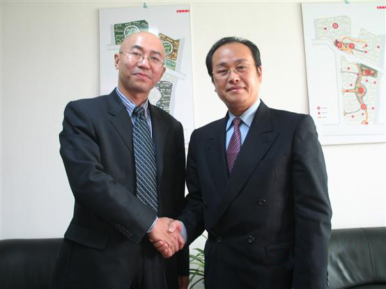 陳小棟總經理與朱江董事長簽約后親切握手